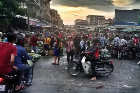 Suasana di salah satu sudut Kota Pnom Penh, Kamboja (foto: Abel Tan Jun Yang/pexels)