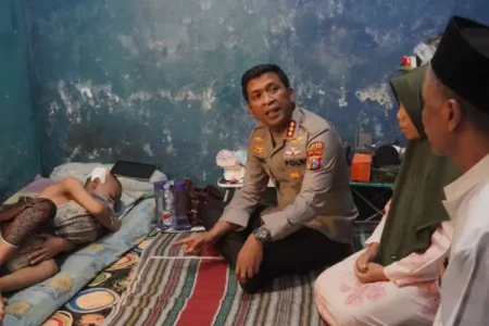 Kapolresta Sidoarjo Komisaris Besar Polisi Christian Tobing saat mengunjungi salah satu santri korban ambruknya bangunan Ponpes Al Khoziny