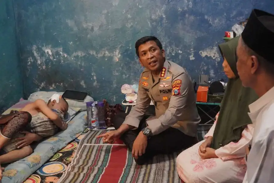 Kapolresta Sidoarjo Jenguk Santri Korban Ambruknya Ponpes Al Khoziny, Pastikan Kondisi Mulai Membaik Kapolresta Sidoarjo Komisaris Besar Polisi Christian Tobing saat mengunjungi salah satu santri korban ambruknya bangunan Ponpes Al Khoziny