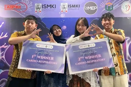 Empat mahasiswa FK Unair peraih Juara 1 dan 2 Bidang Cardio-Respiratory di Regional Medical Olympiad 2025