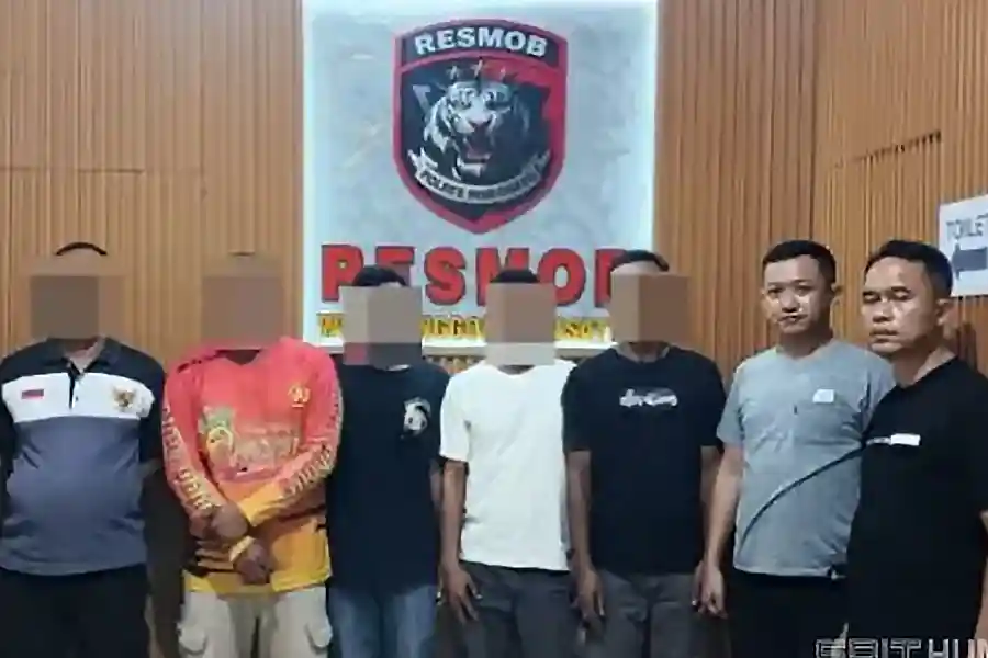 Polres Indramayu Tangkap 5 Terduga Pelaku Pengeroyokan terhadap Dokter di Anjatan Polres Indramyu amankan 5 orang terduga pelaku pengeroyokan dokter di Kecamatan Anjatan. Korban alami luka dan kini kondisi membaik.
