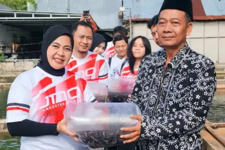 Karyawan BPJS Ketengakerjaan Cabang Tuban salurkan 5.500 bibit lele ke pesantren untuk dukung ketahanan pangan & budidaya berkelanjutan.