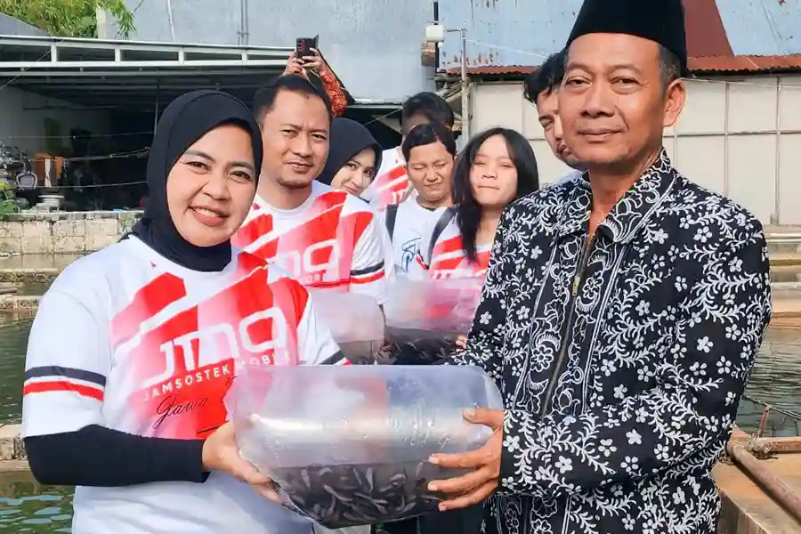 BPJS Ketenagakerjaan Tuban Salurkan 5.500 Bibit Lele untuk Dukung Kemandirian Pesantren Karyawan BPJS Ketengakerjaan Cabang Tuban salurkan 5.500 bibit lele ke pesantren untuk dukung ketahanan pangan & budidaya berkelanjutan.