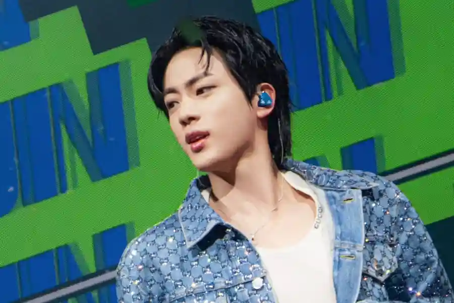 Jin BTS Undang ARMY ke Konser Solo Encore di Incheon dengan Hati Berdebar Jin BTS (sumber foto: instagram/jin)