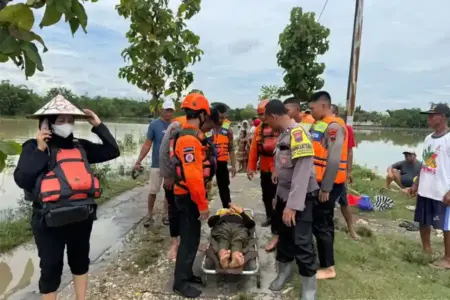 Banjir merendam Desa Cingkrong, Grobogan. Polisi dan BPBD evakuasi pasien cuci darah dengan perahu karet menuju rumah sakit.