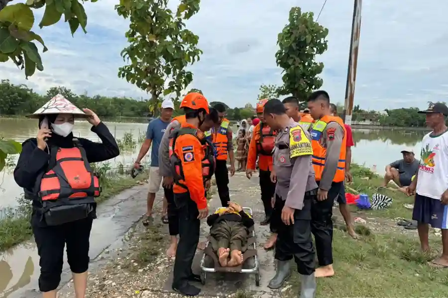Banjir Rendam Desa Cingkrong Grobogan, Polisi Evakuasi Pasien Cuci Darah ke Rumah Sakit Banjir merendam Desa Cingkrong, Grobogan. Polisi dan BPBD evakuasi pasien cuci darah dengan perahu karet menuju rumah sakit.