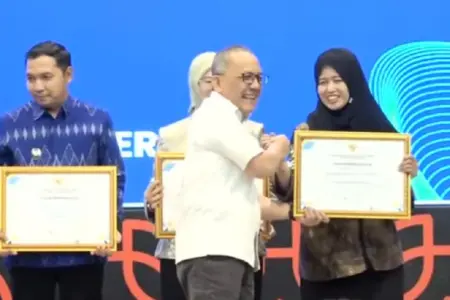 Kota Surabaya meraih penghargaan BRIN untuk inovasi Dashboard Satu Data Realtime yang optimalisasi potensi daerah & gerakkan ekonomi warga.