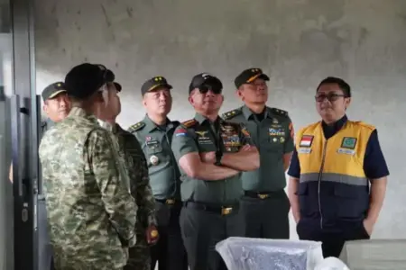 Panglima TNI Jenderal Agus Subiyanto meninjau pembangunan fasilitas latihan multidimensi di Pusdiklat Kopassus Batujajar untuk tingkatkan kemampuan prajurit.