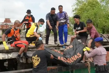 Seorang pria berinisial MS (60) ditemukan tewas mengapung di Kali Maro, Merauke. Polisi menduga korban meninggal karena bunuh diri.