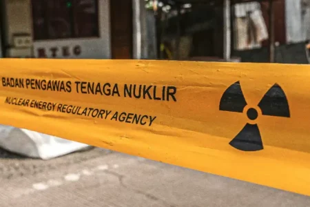 Radiasi Cikande: Warga Zona Merah Direlokasi Sementara, Pemerintah Pastikan Keselamatan dan Akses Ekonomi Pemerintah dan Polda Banten mulai relokasi warga terdampak radiasi Cesium-137 di Cikande. Tiga lokasi disiapkan untuk penampungan sementara.