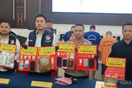 Polres Indramayu ungkap 18 kasus narkoba dalam 2 bulan. 21 tersangka ditangkap, termasuk pengedar sabu, tembakau sintetis, dan obat keras tertentu.