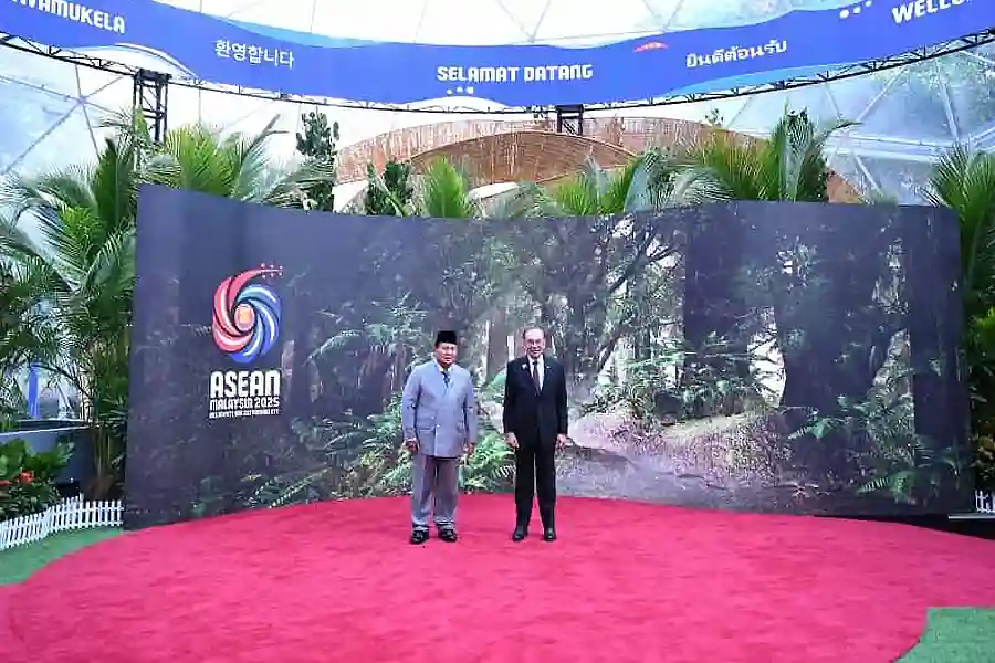 Presiden Prabowo Hadiri KTT ASEAN ke-47 di Kuala Lumpur, Timor Leste Resmi Jadi Anggota ke-11 Presiden Prabowo Subianto bersama Anwar Ibrahim di Kuala Lumpur Convention Centre, Malaysia (foto: Dok BPMI Setpres)