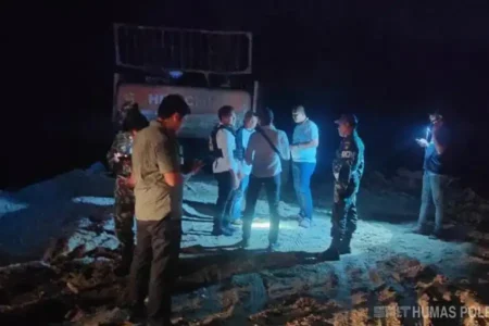 Polres Kampar gerebek tambang galian C ilegal di Kampar Kiri Hilir, amankan satu operator alat berat dan barang bukti ekskavator serta buku transaksi.