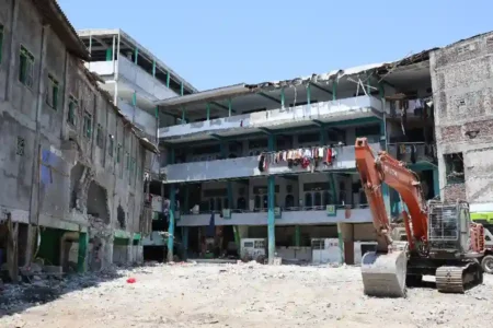 Pembersihan puing musala Al Khoziny di Sidoarjo rampung. Total 61 korban jiwa ditemukan, operasi SAR ditutup, dan tahap rehabilitasi segera dimulai.