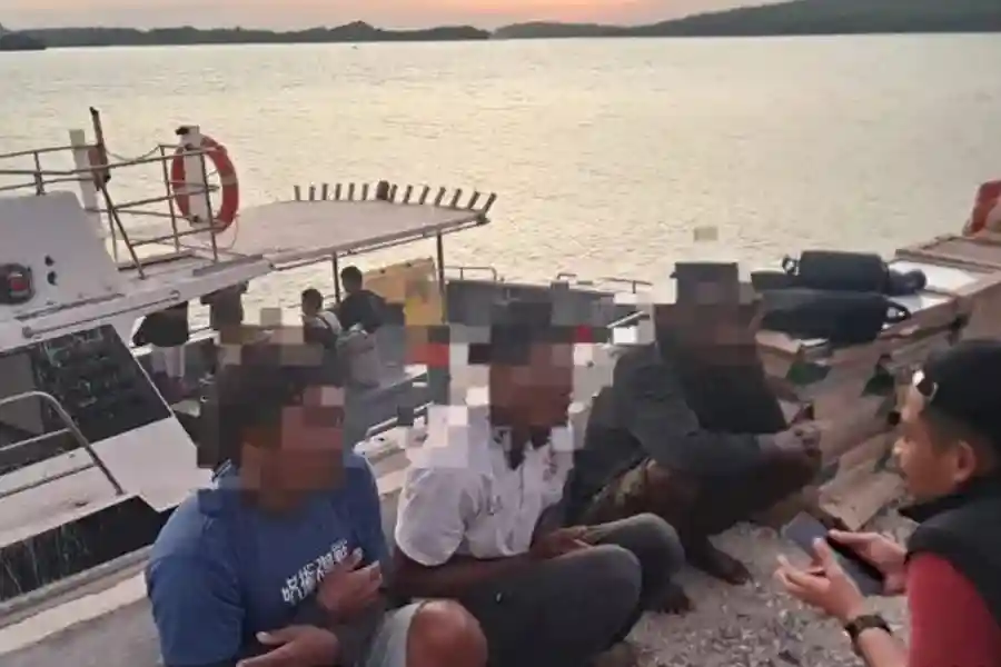 Polisi Amankan Kapal Misterius di Perairan Rote Ndao, 7 Warga China dan 3 ABK Asal Sulawesi Diperiksa Polisi di Rote Ndao, NTT, mengamankan kapal tanpa identitas berisi tujuh warga China dan tiga ABK asal Sulawesi. Kasus diselidiki lebih lanjut.