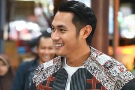 Bupati Tuban Aditya Halindra mengenakan busana batik (sumber foto: instagram/adityahalindra)