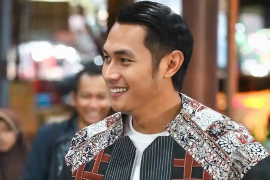 Hari Batik Nasional, Bupati Tuban Ajak Generasi Muda Lestarikan Batik Gedog sebagai Identitas dan Ekonomi Daerah Bupati Tuban Aditya Halindra mengenakan busana batik (sumber foto: instagram/adityahalindra)