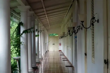Sejarah Kabupaten Pasuruan: Dari Kalingga hingga Prasasti Cungrang Resort Kaliandra, destinasi wisata di Pasuruan yang menawarkan tempat peristirahatan yang tenang dengan arsitektur bergaya kolonial Belanda (foto: Mitchell Soeharsono/unsplash)