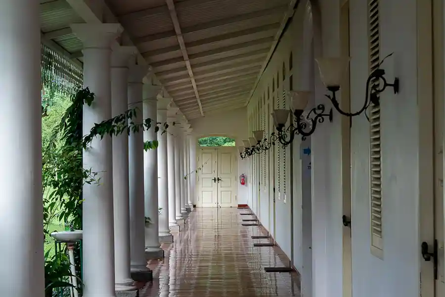 Sejarah Kabupaten Pasuruan: Dari Kalingga hingga Prasasti Cungrang Resort Kaliandra, destinasi wisata di Pasuruan yang menawarkan tempat peristirahatan yang tenang dengan arsitektur bergaya kolonial Belanda (foto: Mitchell Soeharsono/unsplash)