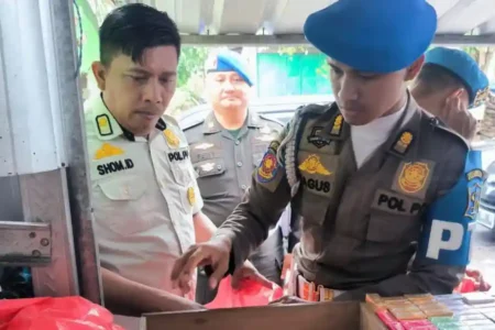 Satpol PP Surabaya bersama Bea Cukai Sidoarjo sita 163 ribu batang rokok ilegal senilai Rp121 juta dalam operasi gabungan pengawasan cukai.