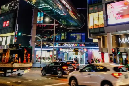 Salah satu sudut Orchard Road (foto: Singapore Stock Photos, unsplash)