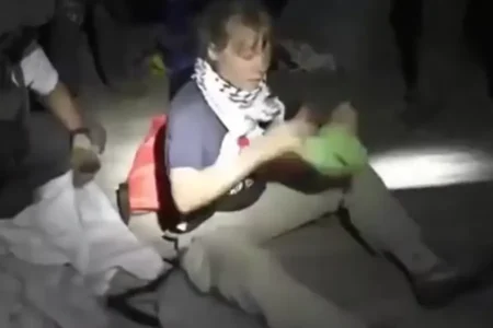 Israel tahan Greta Thunberg dalam Misi Flotilla Global Bawa Bantuan ke Gaza Greta Thunberg bersama aktivis internasional ditahan Israel saat membawa bantuan ke Gaza. Flotilla Global dikecam internasional sebagai pelanggaran hukum.