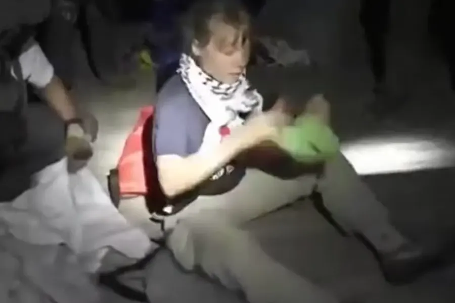 Israel tahan Greta Thunberg dalam Misi Flotilla Global Bawa Bantuan ke Gaza Greta Thunberg bersama aktivis internasional ditahan Israel saat membawa bantuan ke Gaza. Flotilla Global dikecam internasional sebagai pelanggaran hukum.