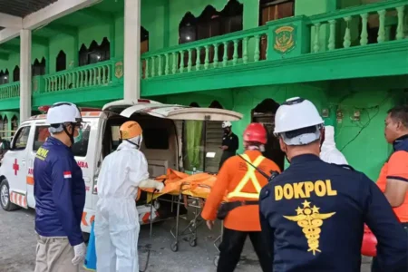 Tim SAR gabungan memasukkan jenazah dalam ambulance dalam insiden runtuhnya musala pondok pesantren Al Khoziny, Buduran, Kabupaten Sidoarjo, Jawa Timur, Senin (6/10).