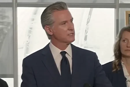 Gubernur California Gugat Pemerintahan Trump atas Pengiriman Pasukan Garda Nasional ke Portland Gubernur California Gavin Newsom