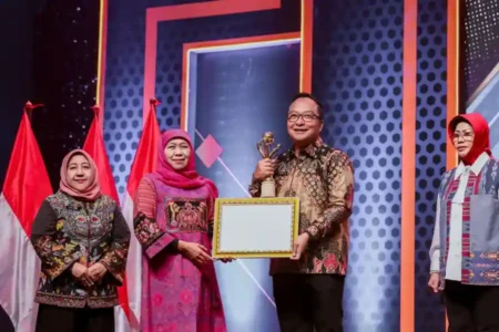 Kabupaten Gresik raih Investment Award 2024 kategori terbaik se-Jawa Timur. Investasi 2024 capai Rp37,9 triliun dengan serapan kerja lebih dari 24 ribu orang (foto: Dok Diskominfo Kab. Gresik)