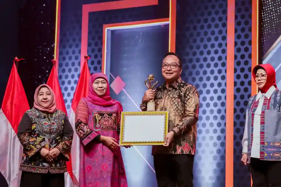 Kabupaten Gresik raih Investment Award 2024 kategori terbaik se-Jawa Timur. Investasi 2024 capai Rp37,9 triliun dengan serapan kerja lebih dari 24 ribu orang (foto: Dok Diskominfo Kab. Gresik)