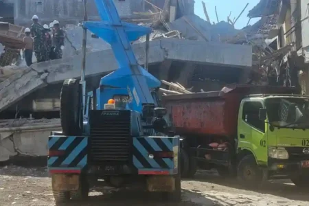 Evakuasi reruntuhan mushala Ponpes Al Khoziny Sidoarjo hari ketiga temukan enam korban, total 108 santri selamat, satu meninggal dunia.