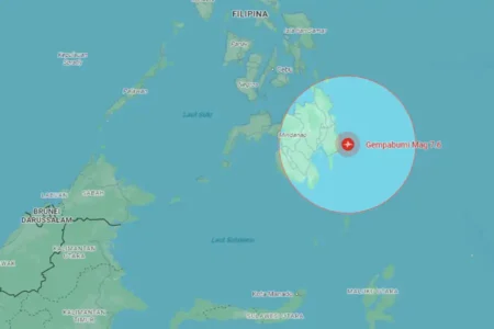 Dua gempa kuat mengguncang Filipina Selatan. Lima orang tewas, ratusan warga dievakuasi setelah peringatan tsunami di Davao Oriental.