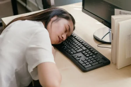 Burnout? Simak 7 Strategi Jitu untuk Jaga Kesehatan Mental dan Fisik di Tempat Kerja Ilustrasi lelah di tempat kerja (foto: Mikhail Nilov/pexels)