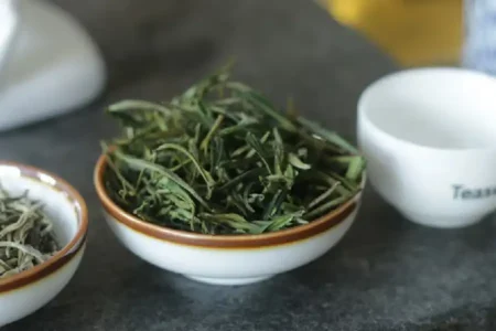 Dari Tiongkok untuk Dunia: Mengulik Fenomena Gaya Hidup Sehat yang Menjadi Inspirasi Global Ritual minum teh hijau di China (foto: Teasenz Tea/unsplash)