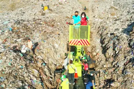 Pemkab Buleleng dan relawan EEN semprot eco enzyme di TPA Bengkala untuk peringati HUT ke-6. Gerakan ini dorong kesadaran kelola sampah ramah lingkungan.