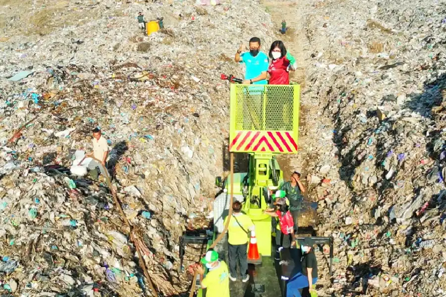Pemkab Buleleng dan Relawan EEN Semprot Eco Enzyme di TPA Bengkala Peringati HUT ke-6: “Jaga Bumi, Jaga Kehidupan” Pemkab Buleleng dan relawan EEN semprot eco enzyme di TPA Bengkala untuk peringati HUT ke-6. Gerakan ini dorong kesadaran kelola sampah ramah lingkungan.