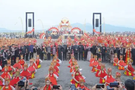 1.300 Penari Meriahkan Festival Gandrung Sewu Banyuwangi 2025 Bertajuk “Selendang Sang Gandrung” Sebanyak 1.300 penari memeriahkan Festival Gandrung Sewu Banyuwangi 2025 bertema “Selendang Sang Gandrung” di Pantai Marina Boom.