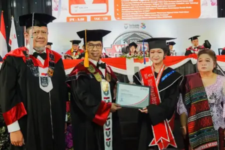 Wisuda Telkom University Surabaya 2025, 543 Lulusan Resmi Sandang Gelar Sarjana Sebanyak 543 lulusan Telkom University Surabaya resmi diwisuda. Suasana haru mewarnai saat ijazah diberikan untuk almarhum mahasiswa Teknik Elektro.