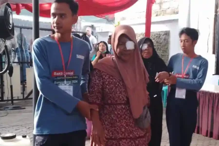 Baksos pelayanan mata di PMI Banyuwangi disambut antusias. Ratusan warga jalani operasi katarak dan pemeriksaan mata gratis dengan hasil yang menggembirakan.