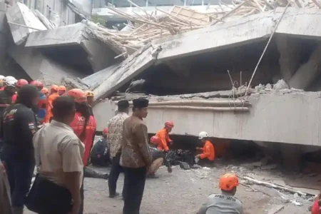 Polda Jatim melarang warga masuk ke lokasi ambruknya musala Al Khoziny di Sidoarjo untuk menjaga keutuhan TKP dan memperlancar proses identifikasi korban.