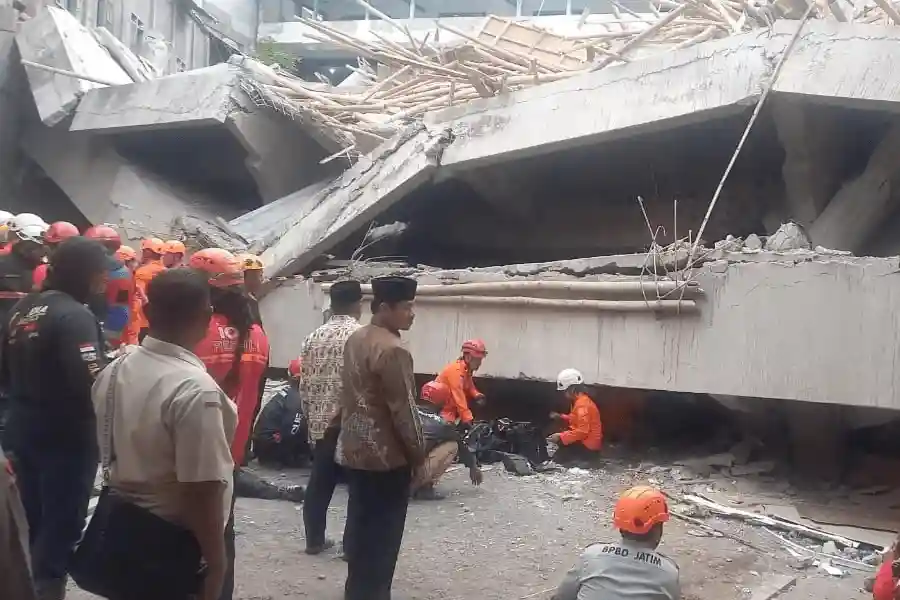 Polda Jatim Larang Warga Masuk Lokasi Reruntuhan Musala Al Khoziny di Sidoarjo Polda Jatim melarang warga masuk ke lokasi ambruknya musala Al Khoziny di Sidoarjo untuk menjaga keutuhan TKP dan memperlancar proses identifikasi korban.