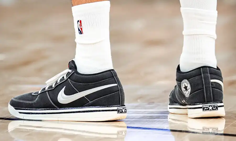 Devin Booker Pamer Kolaborasi Nike x Converse di Lapangan, Terinspirasi Chuck Taylor