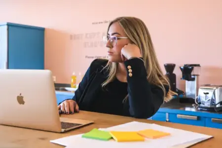 Cara Cerdas Mengubah Tekanan Kerja Jadi Motivasi untuk Berkembang