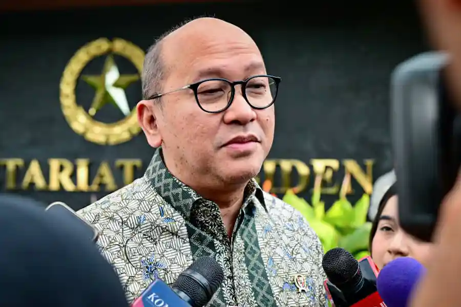 Presiden Prabowo Bahas Pengembangan Transportasi Publik dan Proyek Kereta Cepat Bersama Para Menteri Menteri Investasi dan Hilirisasi/Kepala BKPM Rosan Roeslani (foto: Dok BPMI Setpres)