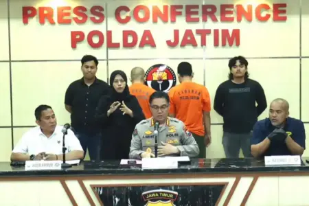 Sindikat Pencurian Bersenjata di Minimarket Terbongkar, Pelaku Belajar Rakit Senjata Secara Otodidak Polda Jatim ungkap sindikat pencurian bersenjata lintas provinsi yang beraksi di minimarket. Dua pelaku ditangkap, dua lainnya masih buron.