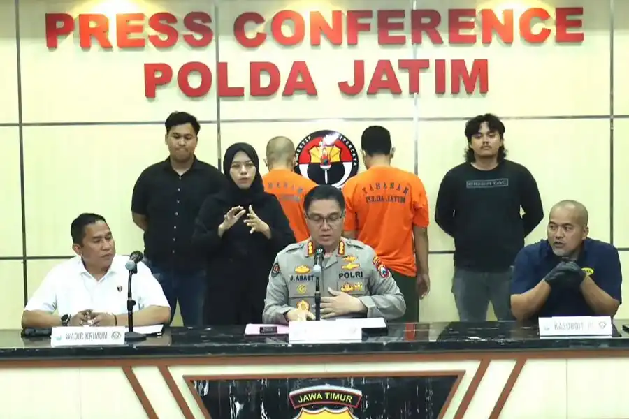 Sindikat Pencurian Bersenjata di Minimarket Terbongkar, Pelaku Belajar Rakit Senjata Secara Otodidak Polda Jatim ungkap sindikat pencurian bersenjata lintas provinsi yang beraksi di minimarket. Dua pelaku ditangkap, dua lainnya masih buron.