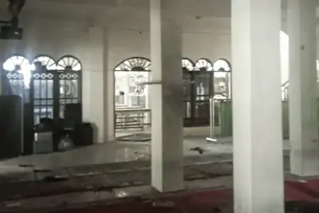 Ledakan terjadi di masjid SMAN 72 Jakarta Utara, Jumat siang. Delapan orang terluka, dua di antaranya mengalami luka serius. Polisi masih menyelidiki penyebabnya (foto: Dok Humas Polri)