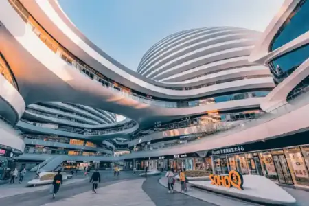 Beyond Shanghai, Menjelajah Sentra Fashion Tiongkok yang Mendunia Salah satu sudut pusat belanja di Kota Beijing (foto: Zhang Kaiyv/unsplash)