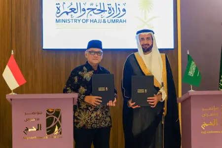 Menteri Haji dan Umrah RI Mochamad Irfan Yusuf, akrab disapa Gus Irfan, bersama Menteri Haji dan Umrah Arab Saudi. (foto: Dok Kemenhaj RI)